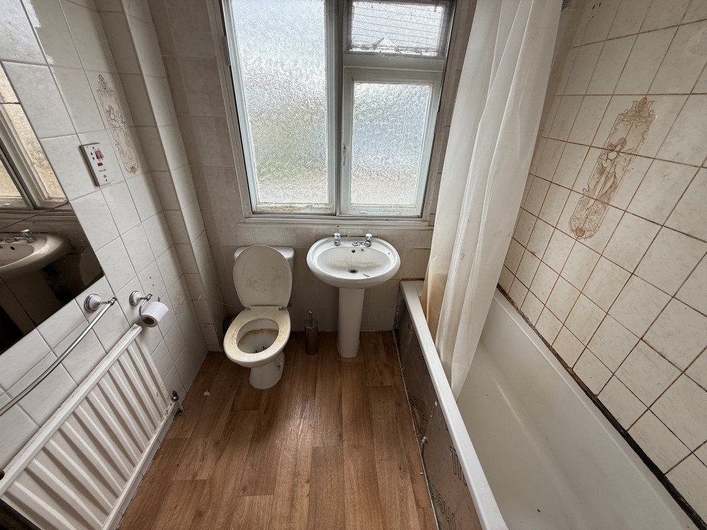 Lot: 136 - FOUR-BEDROOM DETACHED HOUSE FOR REPAIR AND MODERNISATION - bathroom with shower over bath, toilet and hand basin